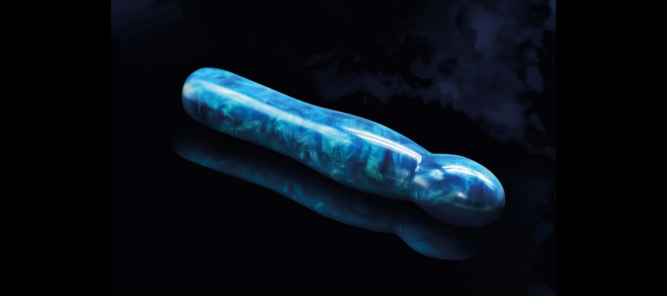Blauer Epoxidharz-Dildo mit Holzabschnitten – Handgefertigt von Gendoras in Österreich