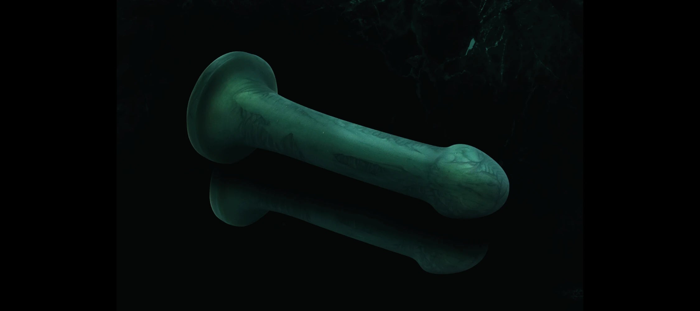 Premium Silikondildo in Grün – 5 Härtegrade, hypoallergen, handgefertigt in Österreich