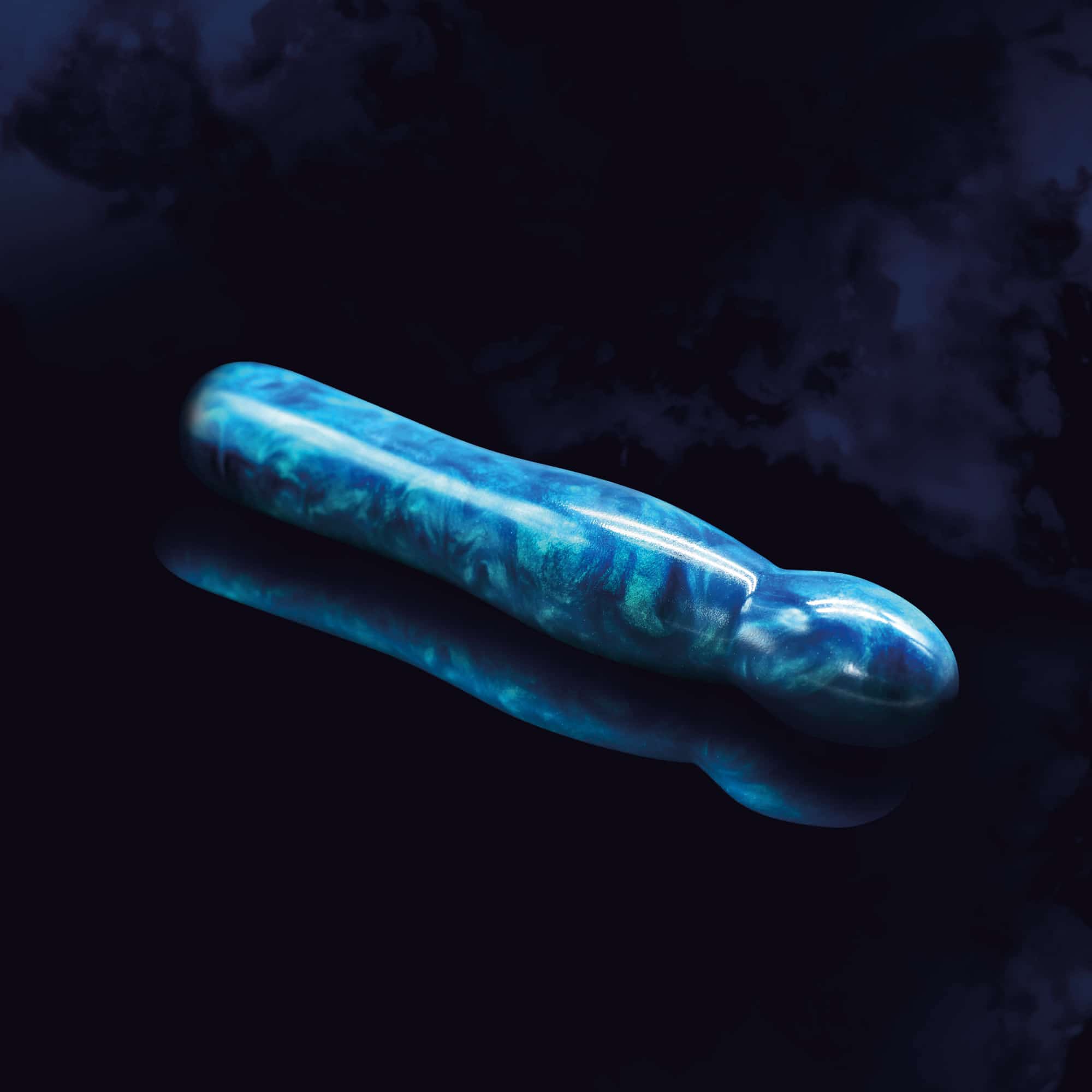 Epoxidharzdildo Blau mit dunklem Hintergrund